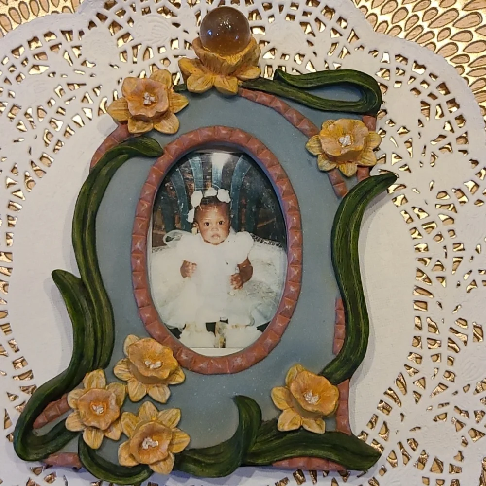 Noble Excellence Victoria's Garden 3D Floral Oval Photo Frame 3.5" x 5" x .5" - Picture 4 of 7